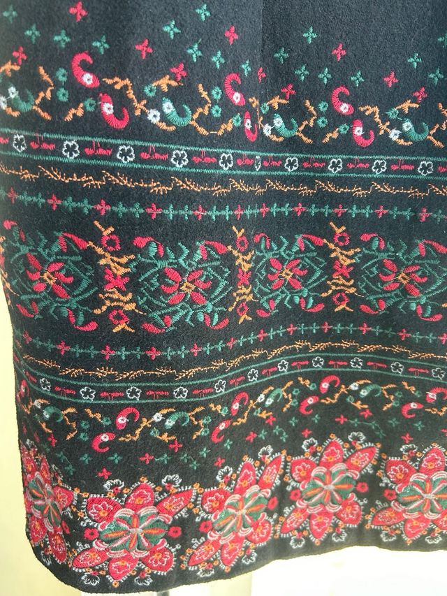 Vestido negro con bordado floral