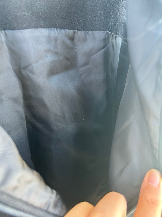 Vestido negro con bordado floral