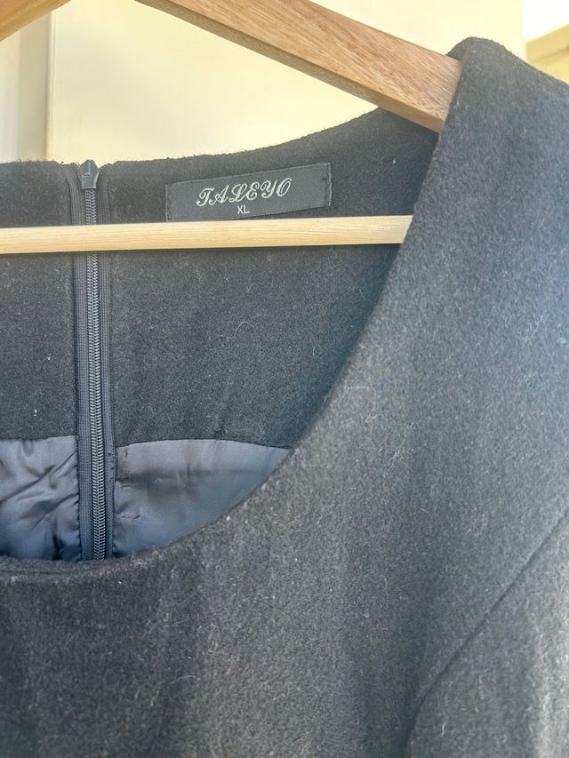 Vestido negro con bordado floral