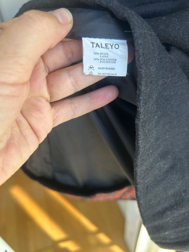 Vestido negro con bordado floral