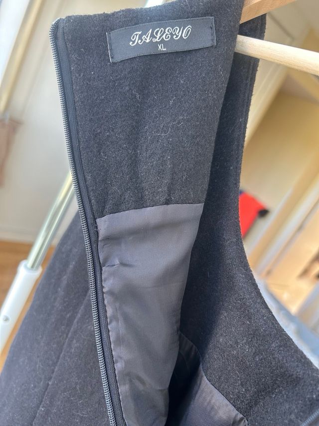 Vestido negro con bordado floral