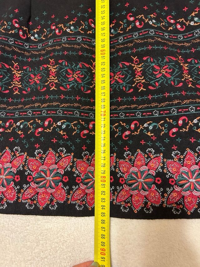 Vestido negro con bordado floral