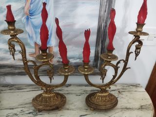 2 portacandele decorativi dorati con candele rosse