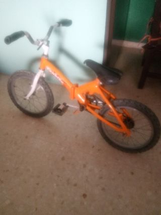 Bicicleta infantil naranja y blanca