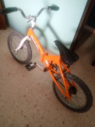 Bicicleta infantil naranja y blanca