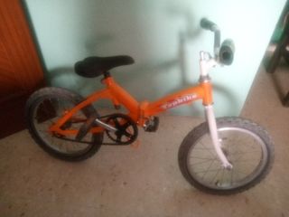 Bicicleta infantil naranja y blanca
