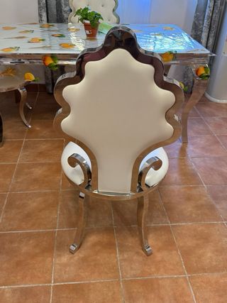 Sillas Blancas y Plateadas