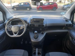 Opel Combo con doble puerta lateral 6 velocidades