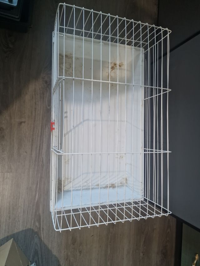 Jaula blanca para mascotas