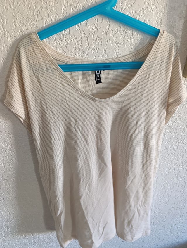 Camiseta beige con rayas finas