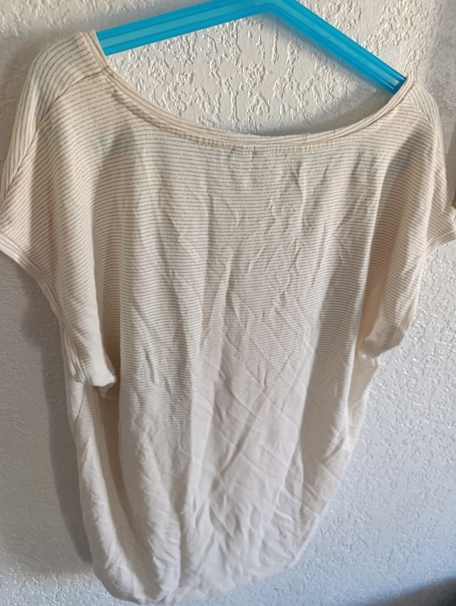 Camiseta beige con rayas finas