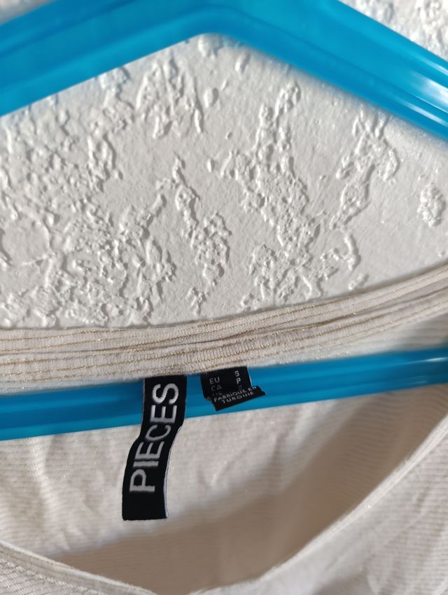 Camiseta beige con rayas finas