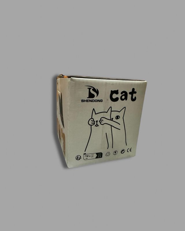 Taza negra con tapa y cuchara de gato.