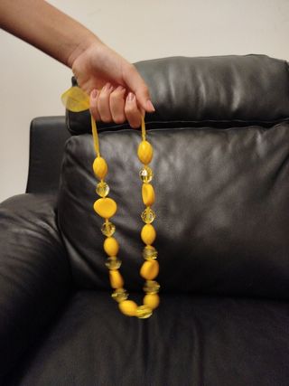 Collana con perle gialle e fiocco