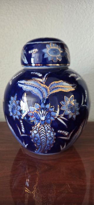 Tibor de porcelana azul y dorado