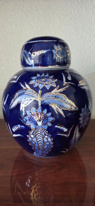 Tibor de porcelana azul y dorado