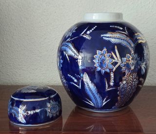Tibor de porcelana azul y dorado