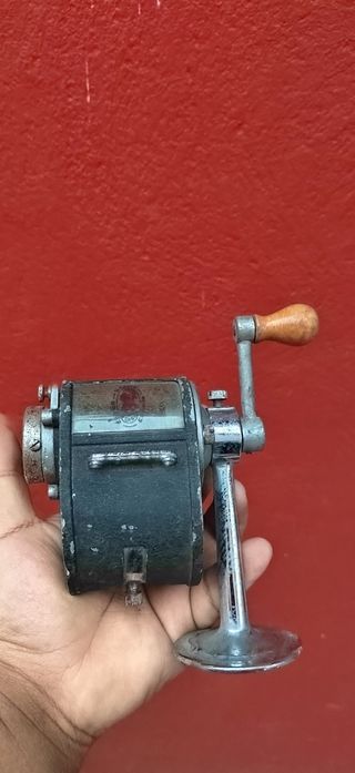 Sacapuntas antiguo de manivela