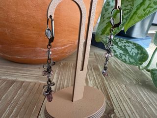 Pendientes largos morados y plateados