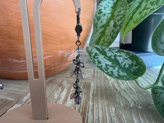 Pendientes largos morados y plateados