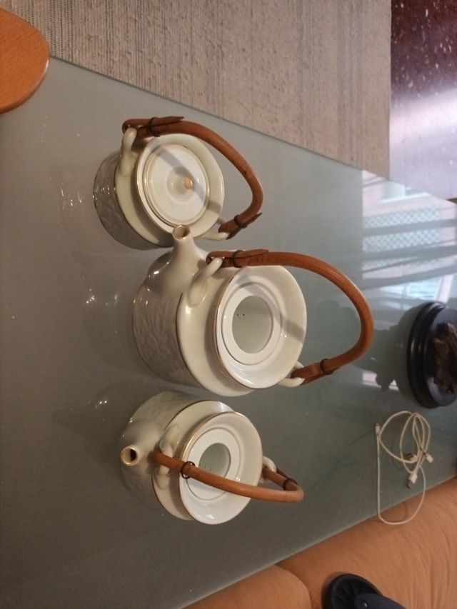 Tetera de porcelana con asa de madera