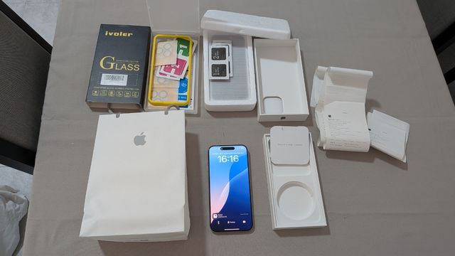 iPhone 15 Pro Max titanio natural con Accesorios