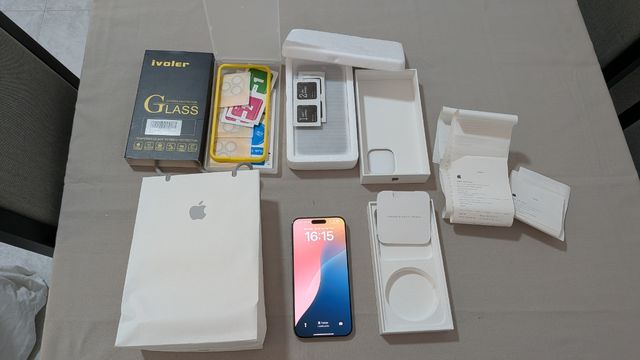 iPhone 15 Pro Max titanio natural con Accesorios