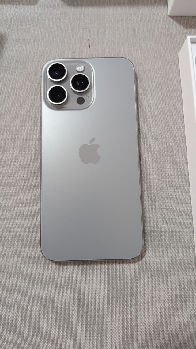 iPhone 15 Pro Max titanio natural con Accesorios