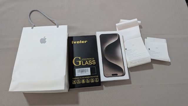 iPhone 15 Pro Max titanio natural con Accesorios