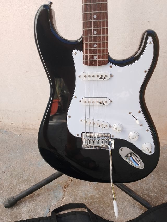 Guitarra Eléctrica Stratocaster Stagg EMD02 Negra
