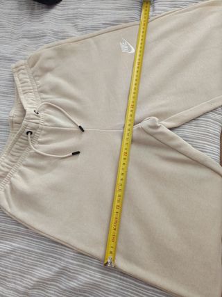 Pantalón chándal Nike beige