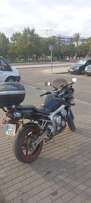 Moto Yamaha Negra con Baúl