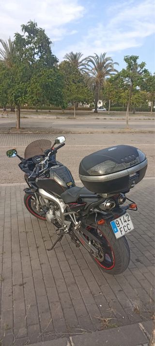 Moto Yamaha Negra con Baúl