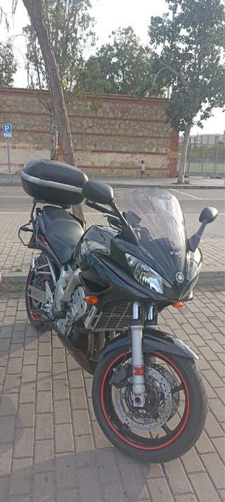 Moto Yamaha Negra con Baúl