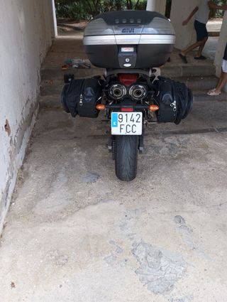 Moto Yamaha Negra con Baúl