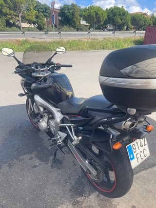 Moto Yamaha Negra con Baúl