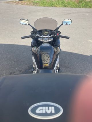 Moto Yamaha Negra con Baúl