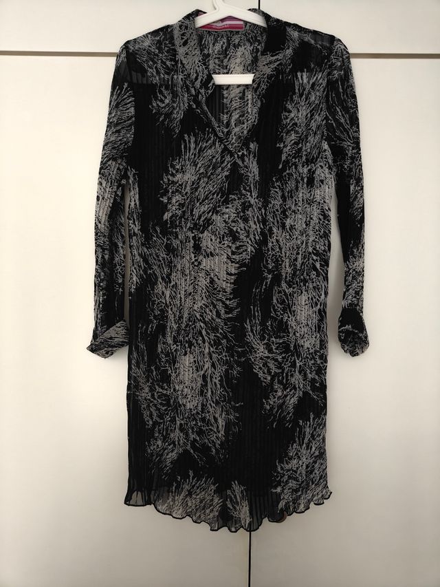 Vestido plisado estampado blanco y negro