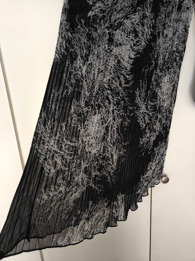 Vestido plisado estampado blanco y negro