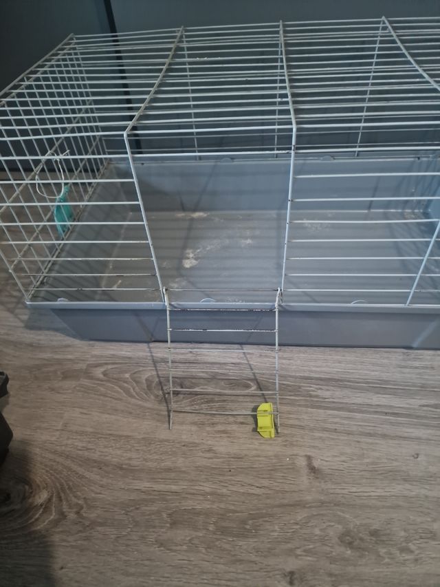 Jaula para mascotas plateada y gris