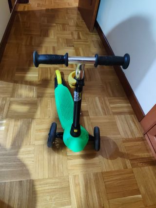 Patinete infantil 3 ruedas verde y casco 
