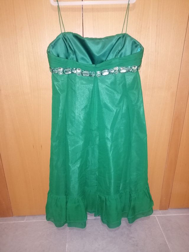 Traje de fiesta verde con pedrería