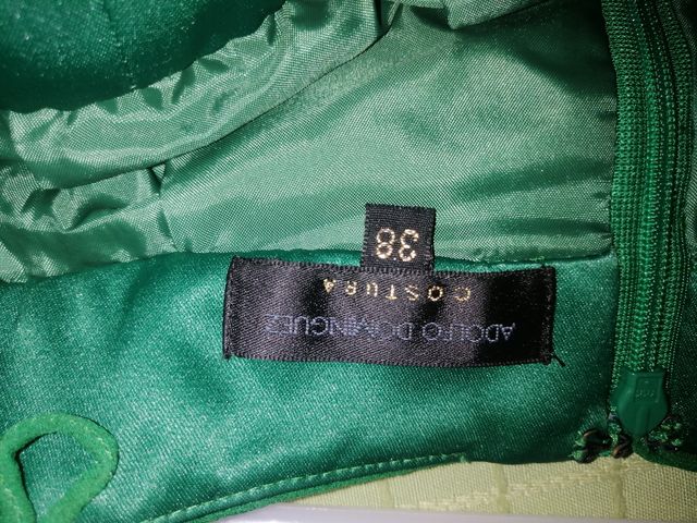 Traje de fiesta verde con pedrería