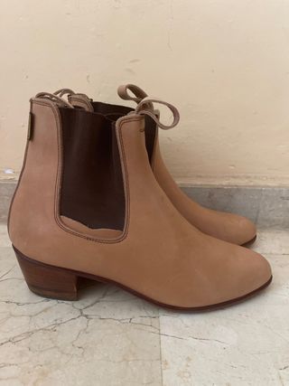 Botines camperos tacón cubano elásticos beige