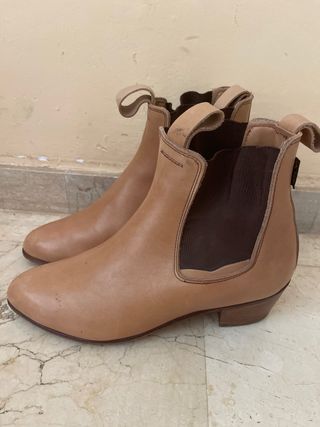 Botines camperos tacón cubano elásticos beige