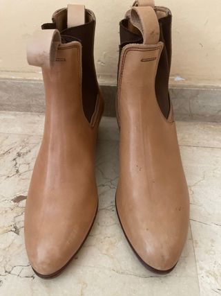 Botines camperos tacón cubano elásticos beige