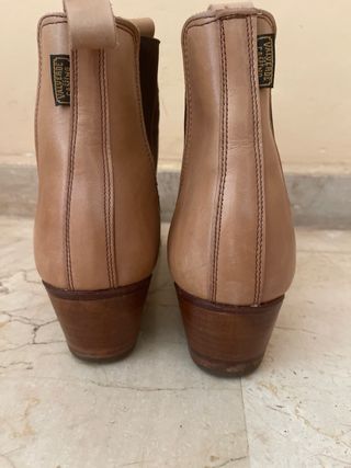 Botines camperos tacón cubano elásticos beige