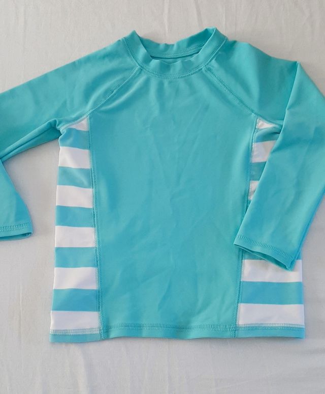 Camiseta de natación azul y blanca