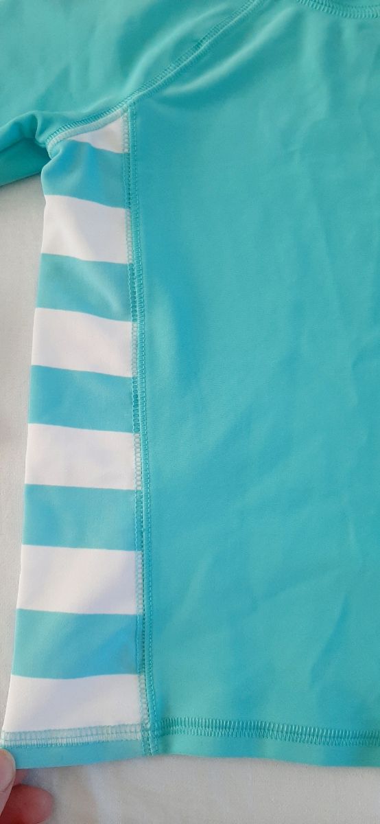 Camiseta de natación azul y blanca