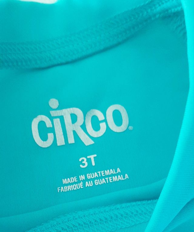 Camiseta de natación azul y blanca